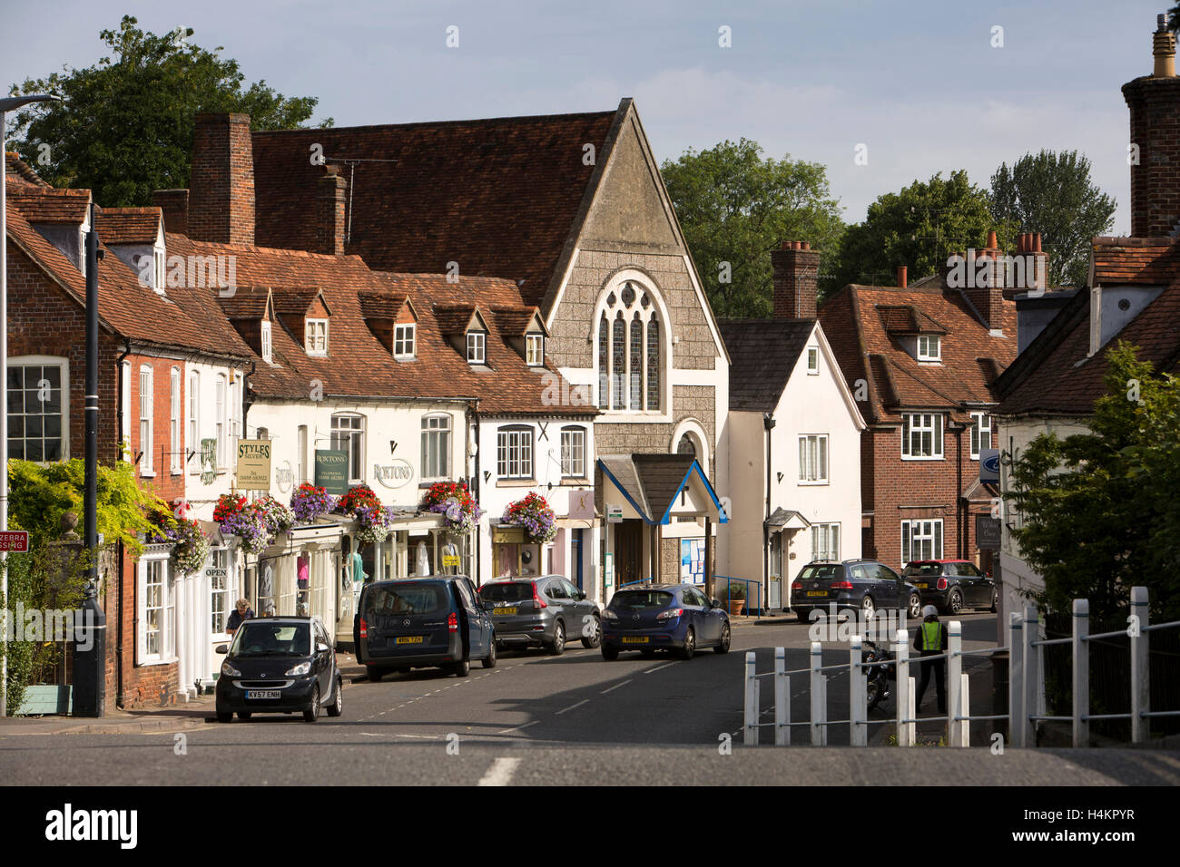 England, Berkshire, Hungerford, Bridge Street, Geschäften und Evangelisch-methodistische Kirche Stockfoto
