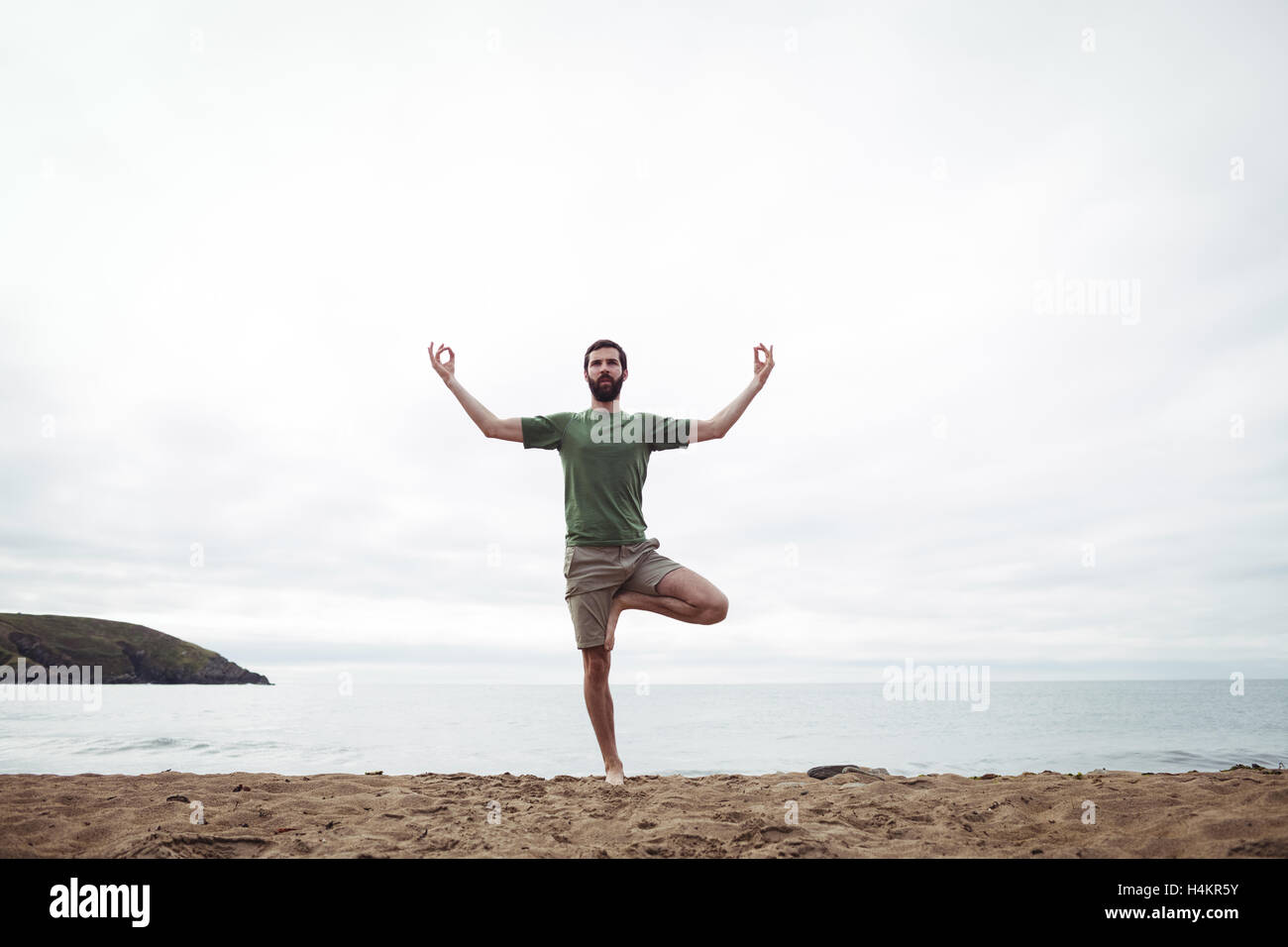 Mann, die Durchführung von yoga Stockfoto