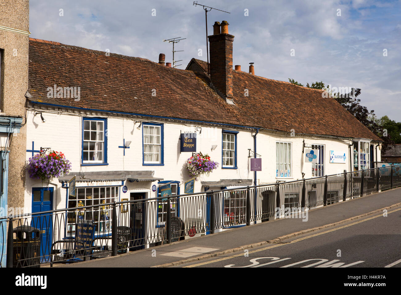 Hohe Straße, Tutti Pole Café und Geschäfte neben Kennet und Avon Kanal, Hungerford, Berkshire, England Stockfoto