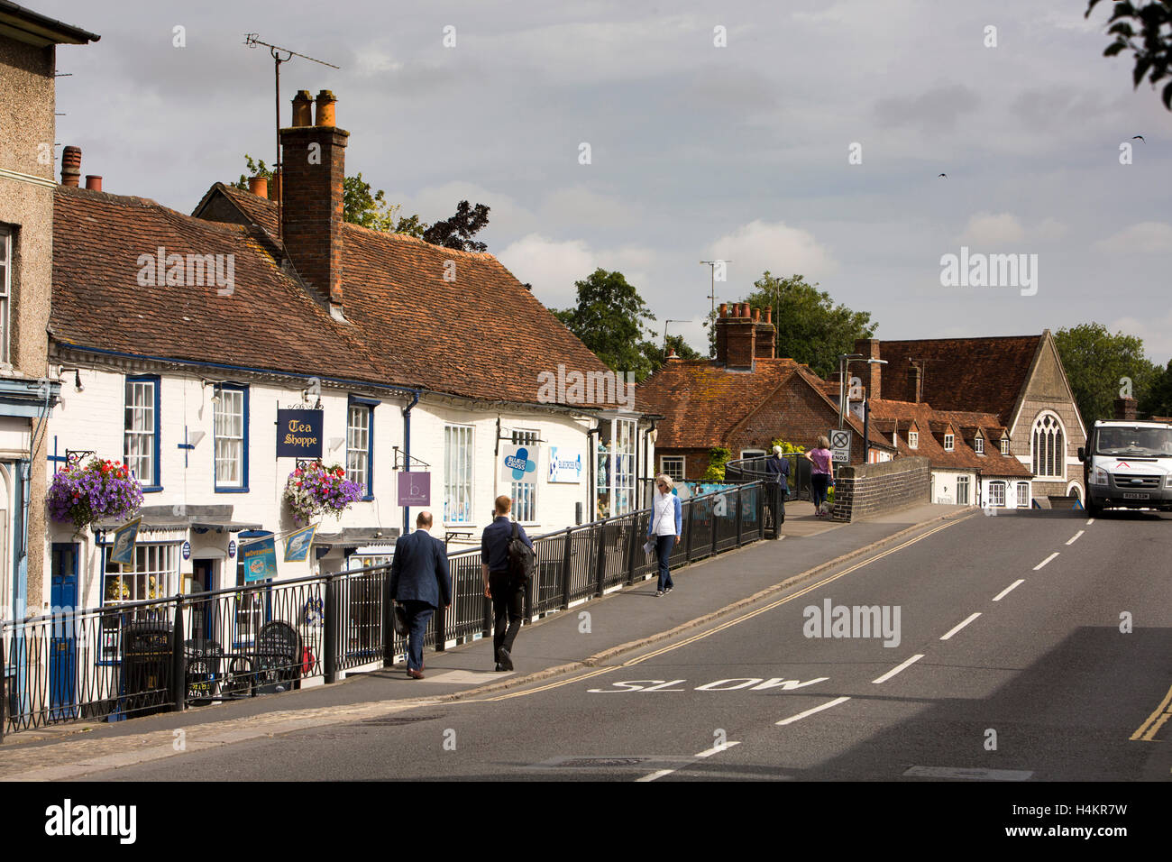 Hohe Straße, Tutti Pole Café und Geschäfte neben Kennet und Avon Kanal, Hungerford, Berkshire, England Stockfoto