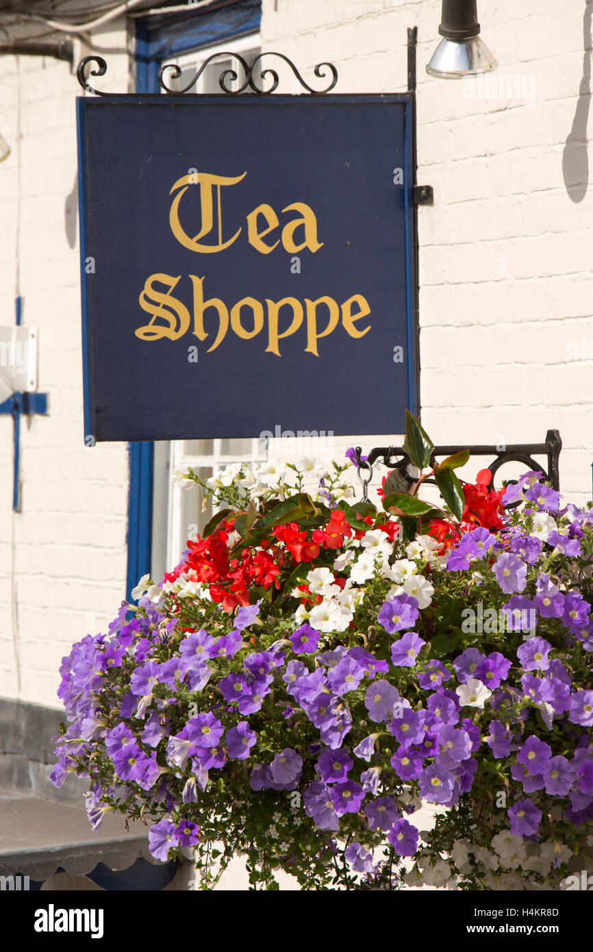 High Street, Tutti Pole Café Tea Shoppe Zeichen und Blumen Blumenampel, Hungerford, Berkshire, England Stockfoto