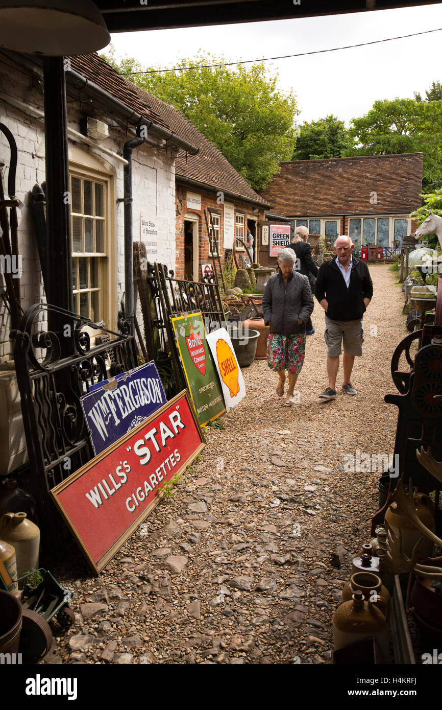 England, Berkshire, Hungerford, High Street, Shopper in unter Treppen, Antiquitäten-Zentrum, bestand im äußeren Hof Stockfoto