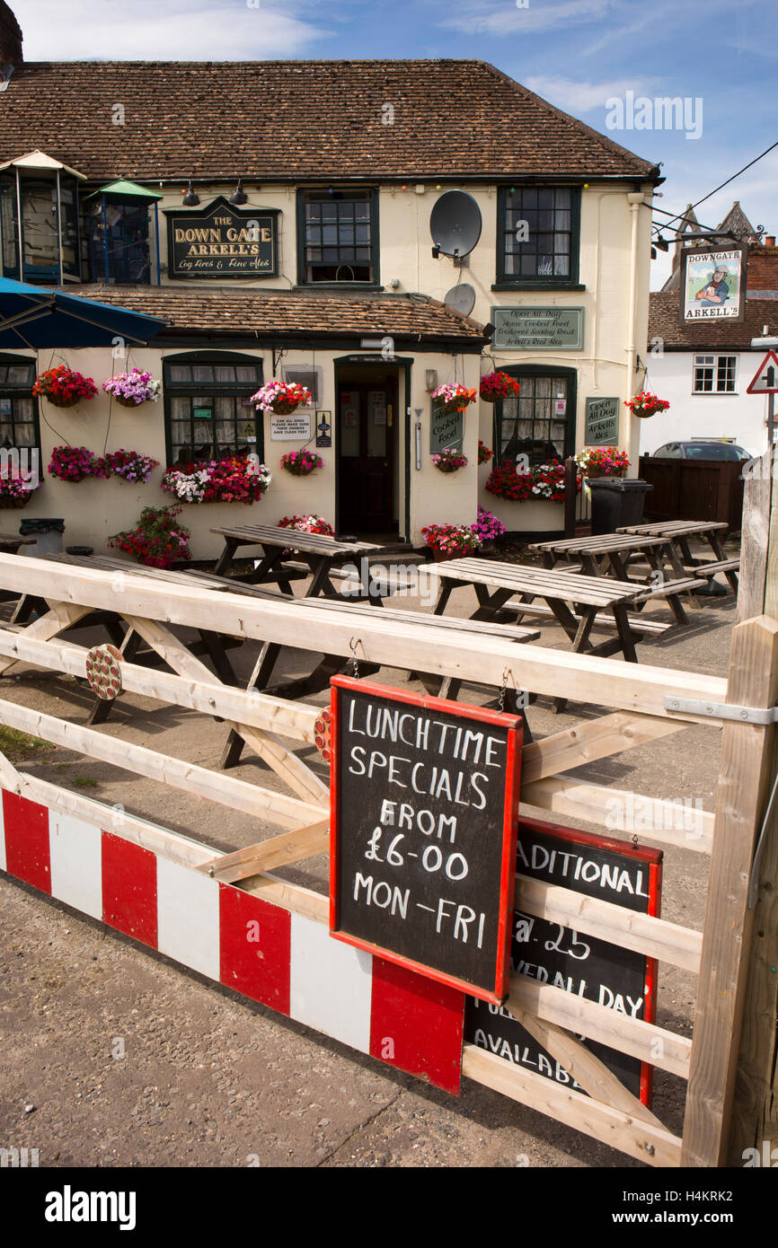 England, Berkshire, Hungerford, Anschluss unten, Parkstraße, Down Tor Pub, Mittag Specials Board auf Tor Stockfoto