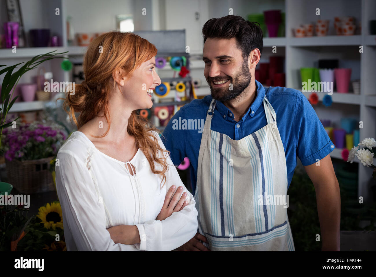 Paar suchen einander an und Lächeln Stockfoto