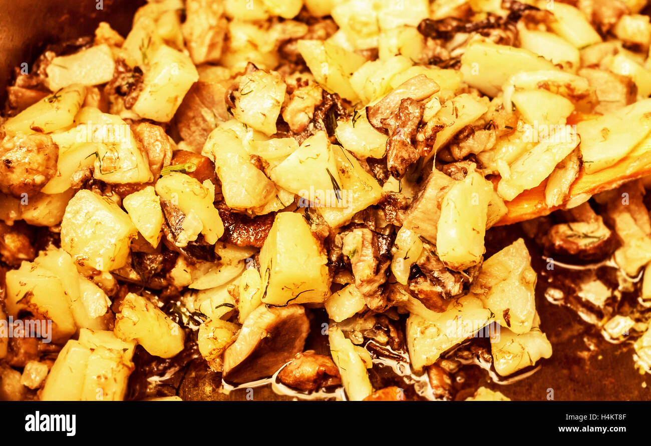Frische Bratkartoffeln mit Pilz in Küchenschüssel Stockfoto