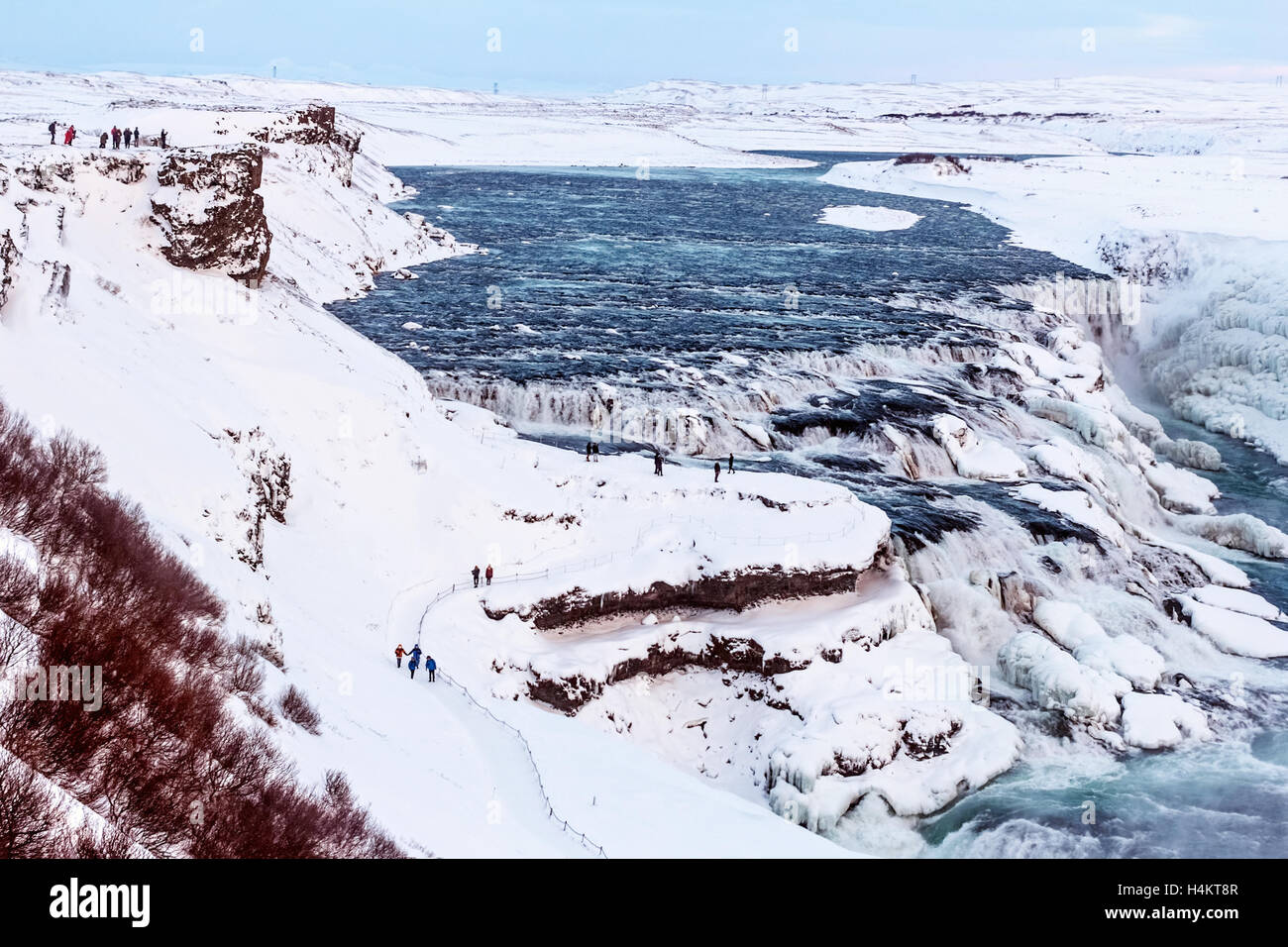 Schöne Island Berge und Wasserfall am Wintertag Stockfoto