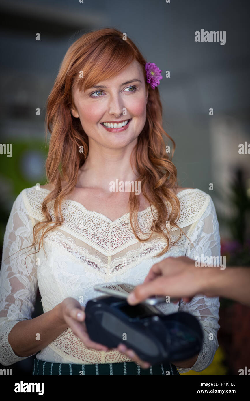 Mann, die Zahlung über smartphone Stockfoto