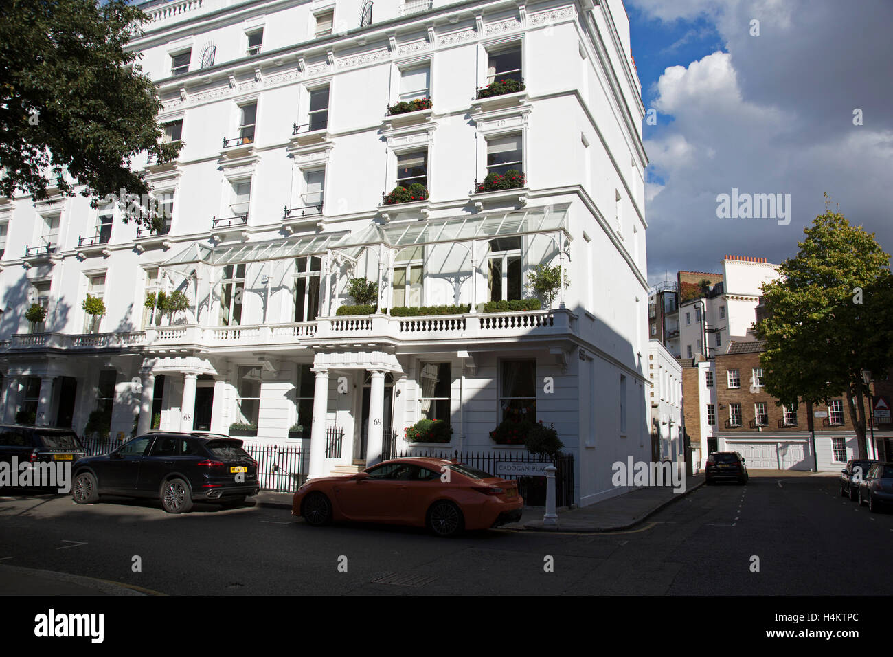 Architektur in Belgravia London, Vereinigtes Königreich. Belgravia ist ein Stadtteil im Westen Londons in der City of Westminster und Royal Borough of Kensington und Chelsea. Es ist bekannt für seine sehr teueren Wohnimmobilien und ist einer der reichsten Bezirke in der Welt. Vieles davon, bekannt als die Grosvenor Estate ist noch im Besitz einer Familie Immobilien-Gesellschaft, der Duke of Westminsters Grosvenor Group. Stockfoto