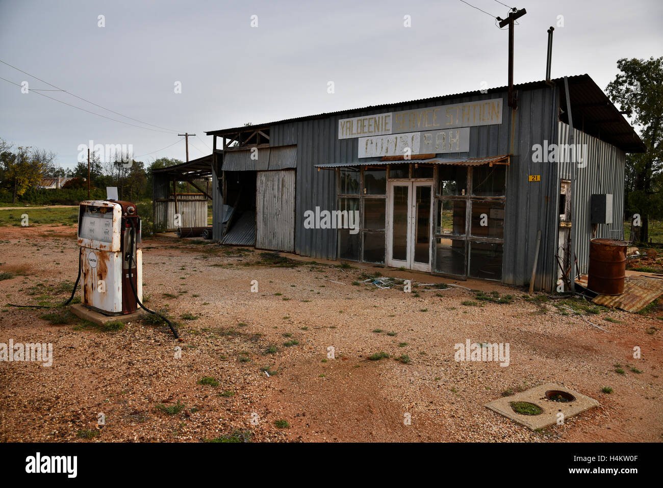 heruntergekommene Tankstelle Servo Garage am Cumborah in der Nähe von Lightning Ridge new South Wales wales Australien Stockfoto