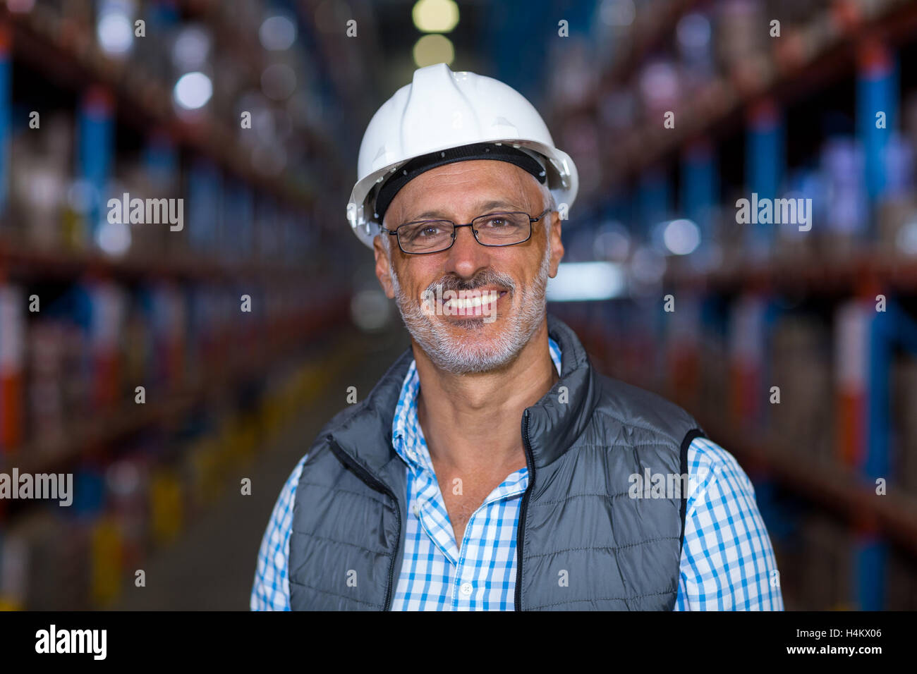 Porträt des Lächelns Lager Arbeiter tragen Schutzhelm Stockfoto