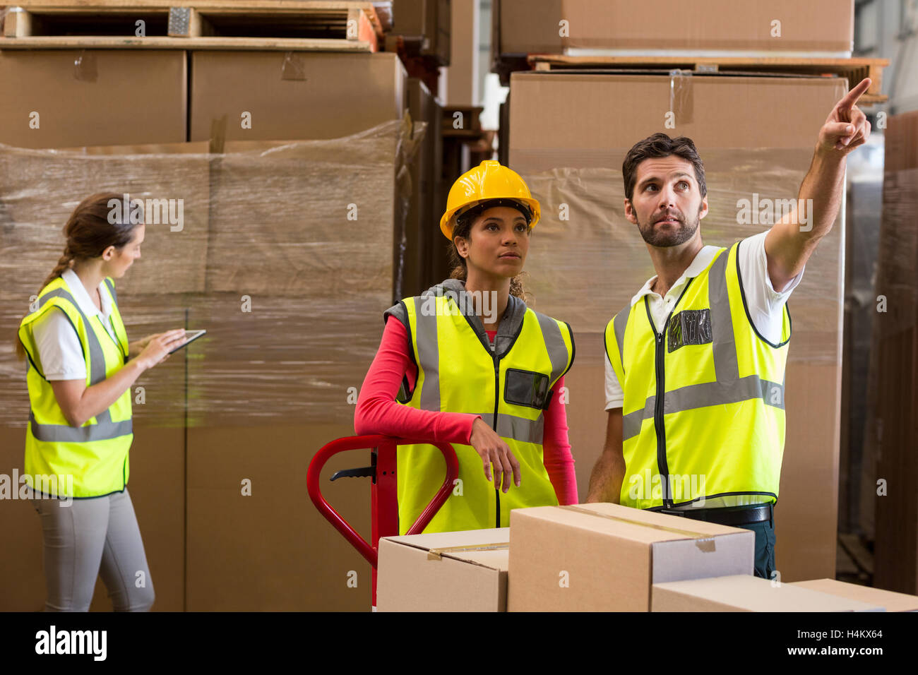 Während der Vorbereitung einer Sendung diskutieren Lagerarbeiter Stockfoto