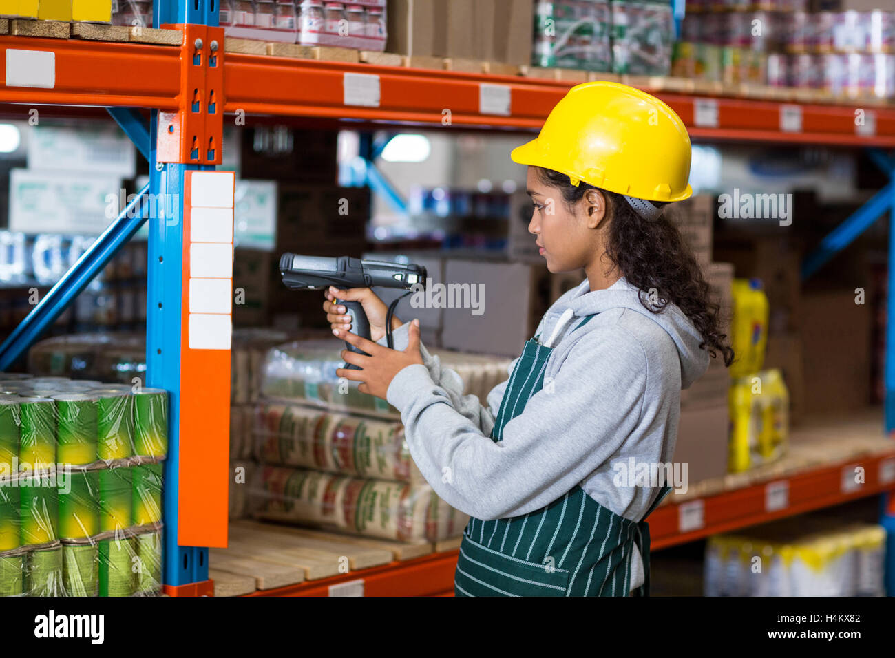 Arbeitnehmerin, die mit Barcode-scanner Stockfoto