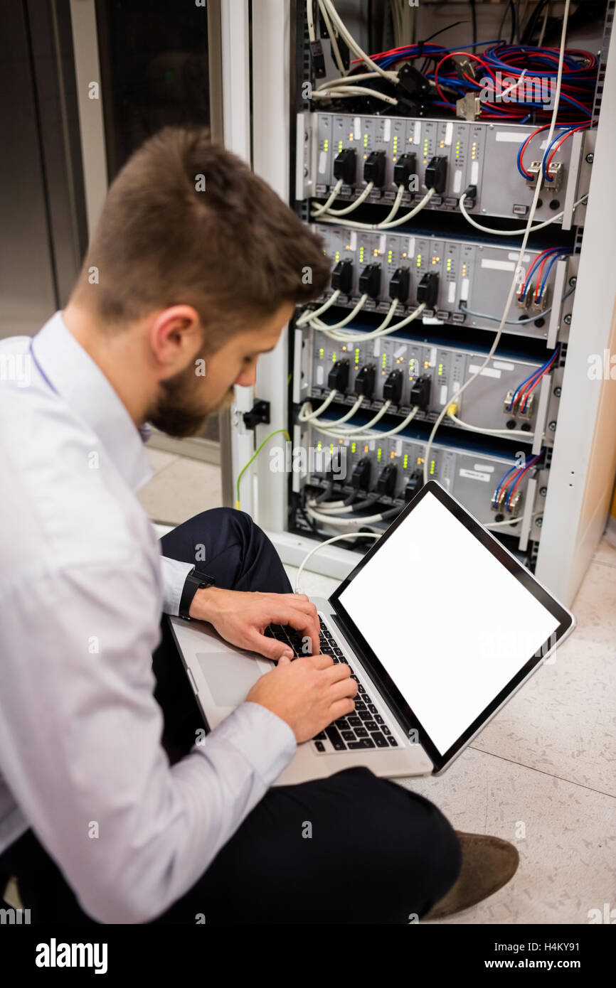 Techniker mit Laptop während der Analyse der server Stockfoto