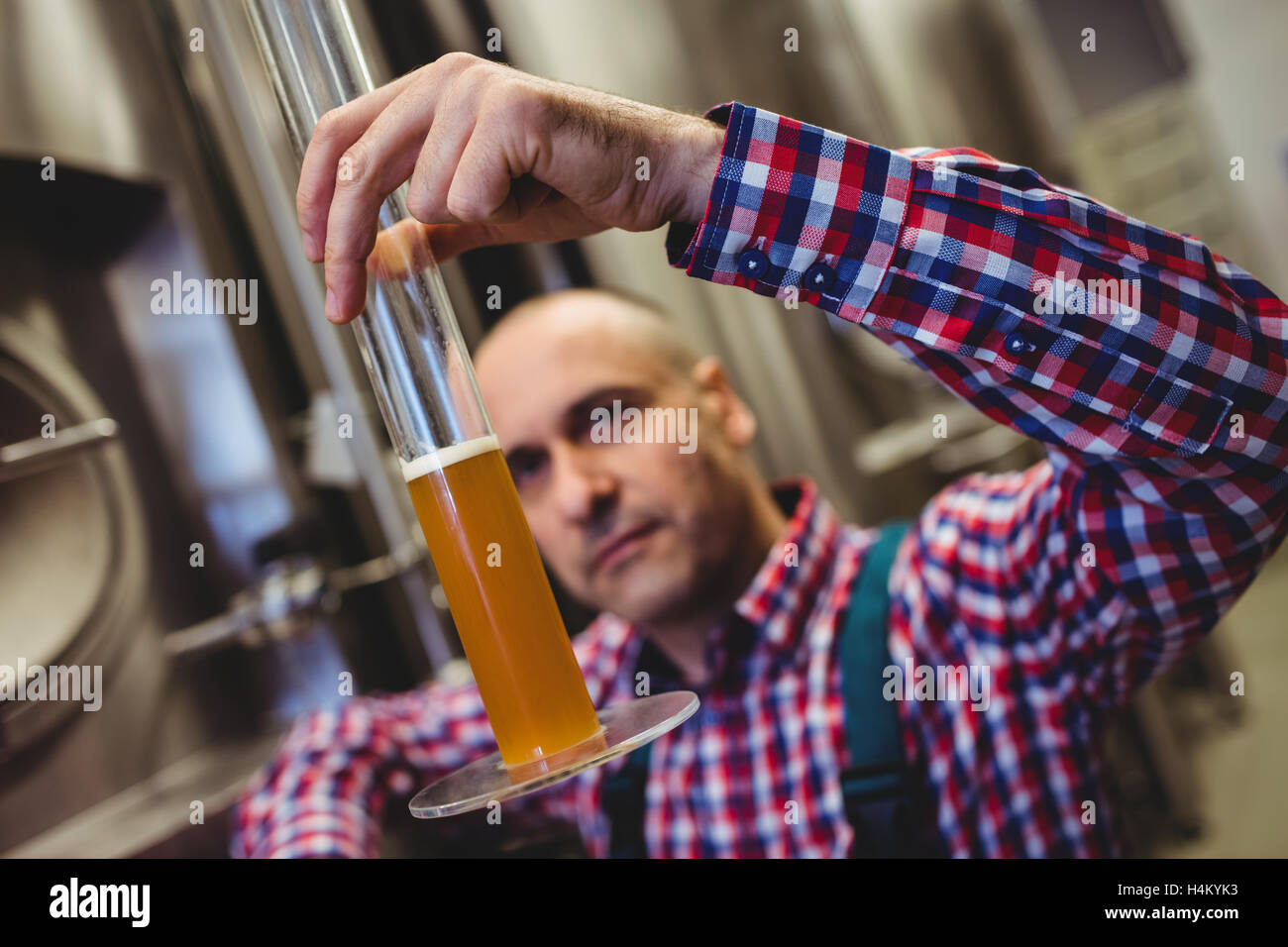 Eigentümer Prüfung Bier im Glasrohr Stockfoto