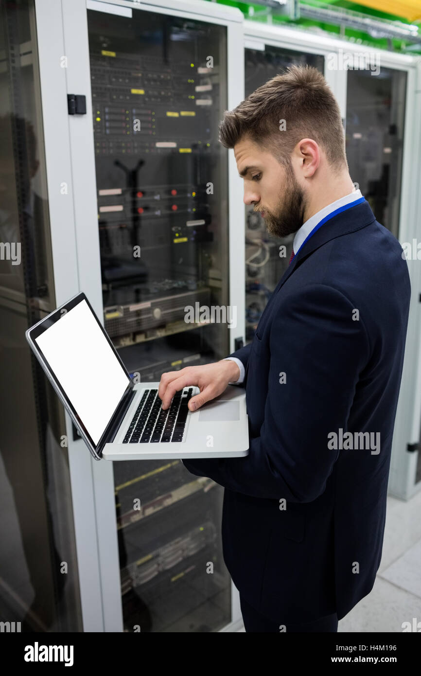 Techniker mit Laptop während der Analyse der server Stockfoto