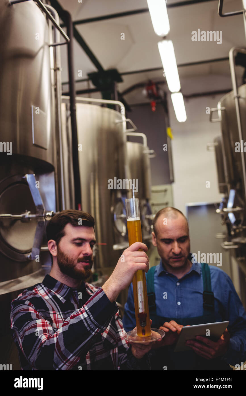 Arbeiter und Eigentümer Inspektion Bier in der Brauerei Stockfoto