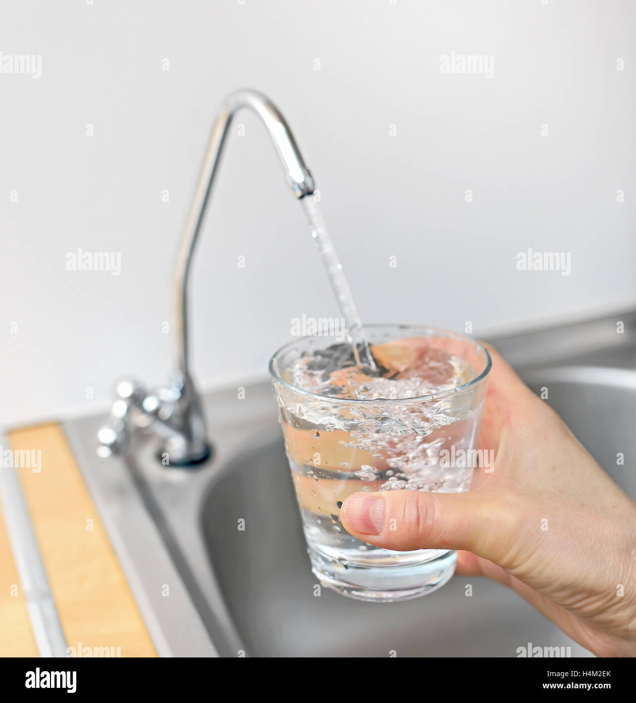 Ein Glas Wasser aus Wasserhahn filter Stockfoto