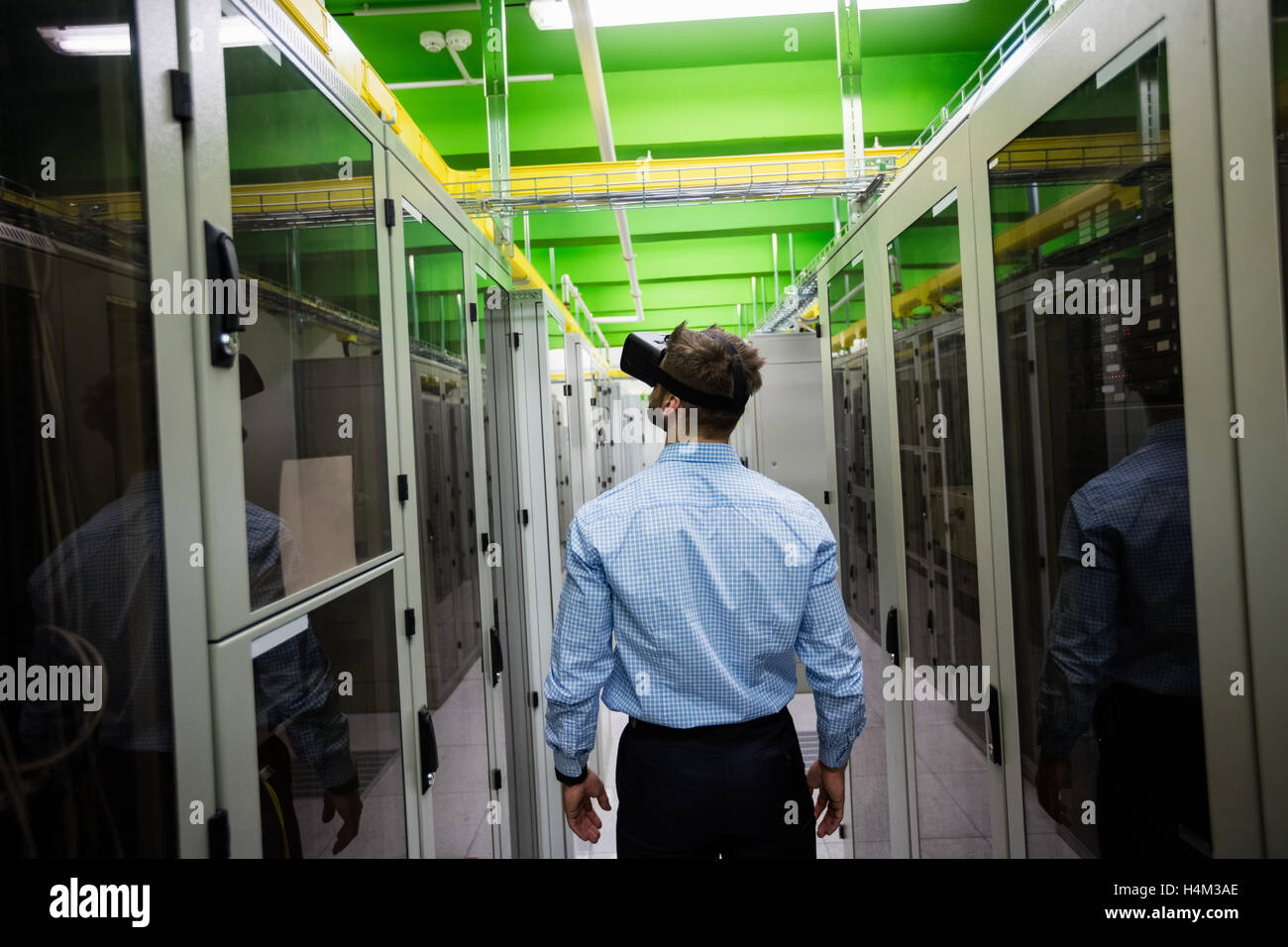 Techniker mit virtual-Reality-Kopfhörer Stockfoto