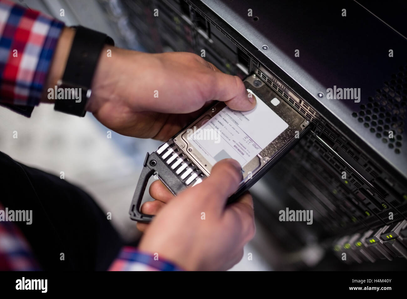 Einfügen einer Festplatte Techniker fahren in einem Blade-server Stockfoto