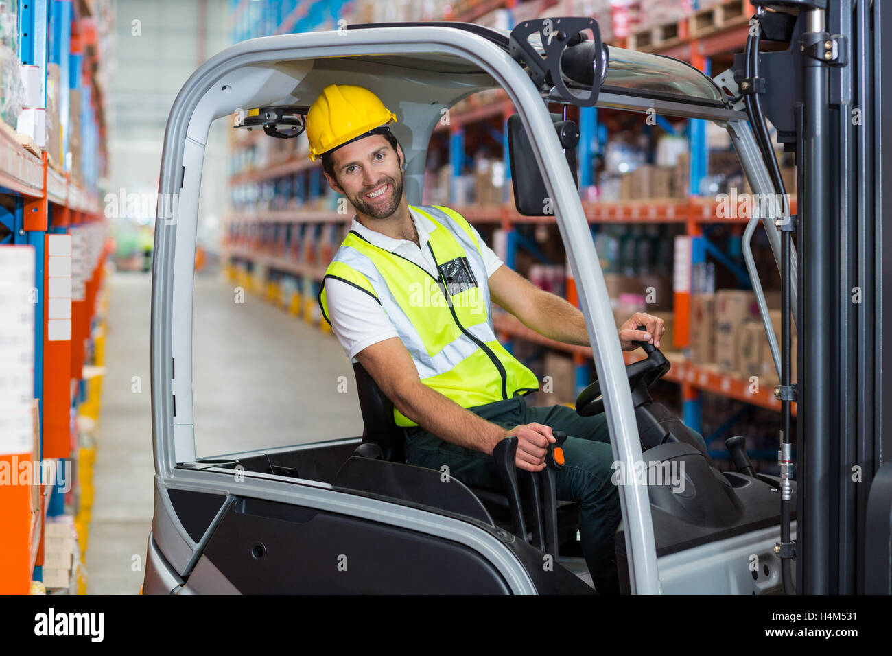 Männliche Arbeiter mit Gabelstapler Stockfoto