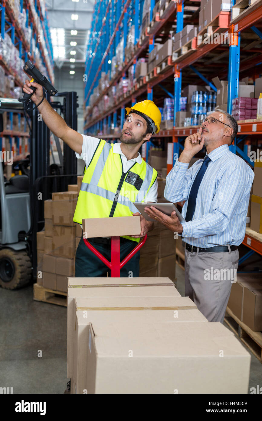 Lagerleiter, die Interaktion mit männlichen Arbeitnehmer Stockfoto
