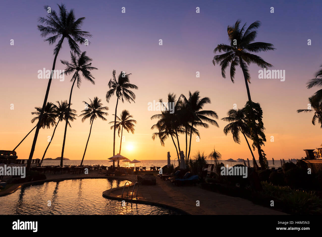 Entspannung in einem schönen Strand Hotel und Resort in der Nähe von Tropical Meer bei Sonnenuntergang Stockfoto