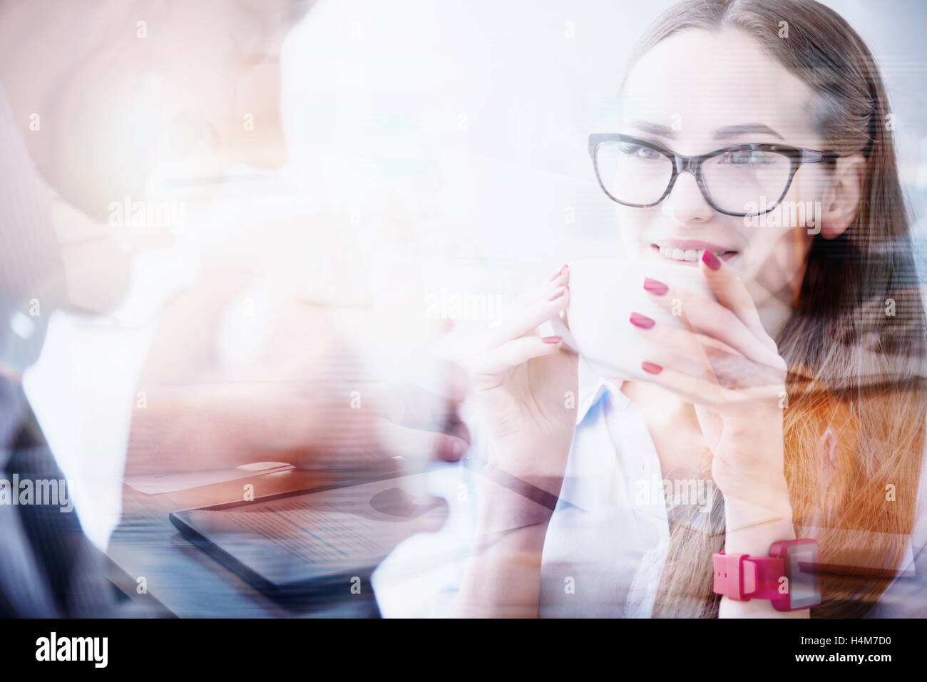 Frau mit Brille holding Schale und unverwandt auf der Suche Stockfoto