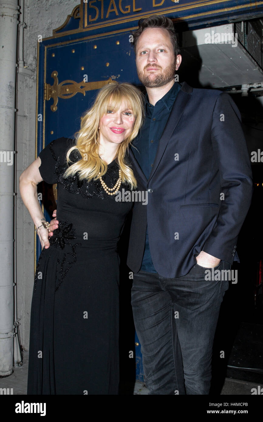 SAN FRANCISCO, CA - 7 März: (L-R) Musikerin und Schauspielerin Courtney Love und Komponist Todd Almond Pose vor anlässlich der Curran am 7. März 2016 in San Francisco, Kalifornien (Fotografie von Christopher Victorio für die Foto-Zugang). Stockfoto