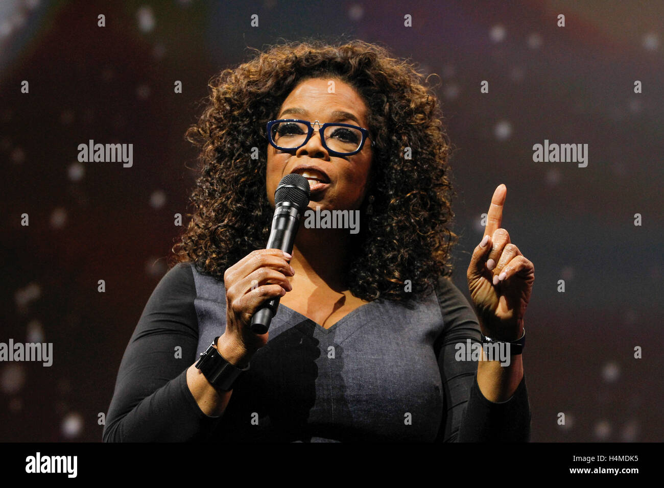 SAN JOSE, CA - 3 NOV: Oprah Winfrey spricht bei Quickbooks Connect im San Jose Convention Center am 3. November 2015 in San Jose, Kalifornien. (Foto: Christopher Victorio für den Foto-Zugang). Stockfoto