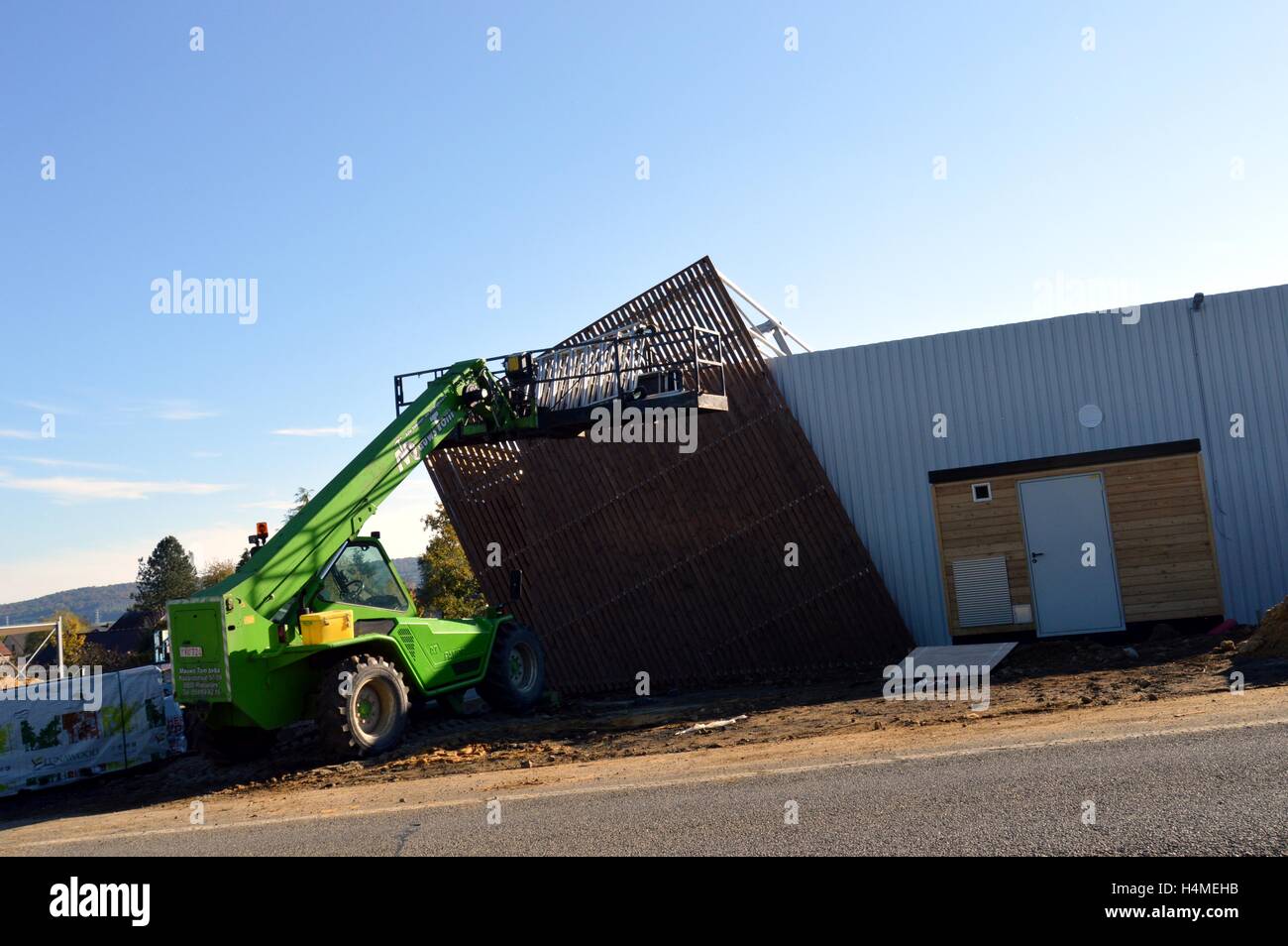 Erweitern die Big Shot von einer Gondel vor einem Gebäude im Bau. Stockfoto