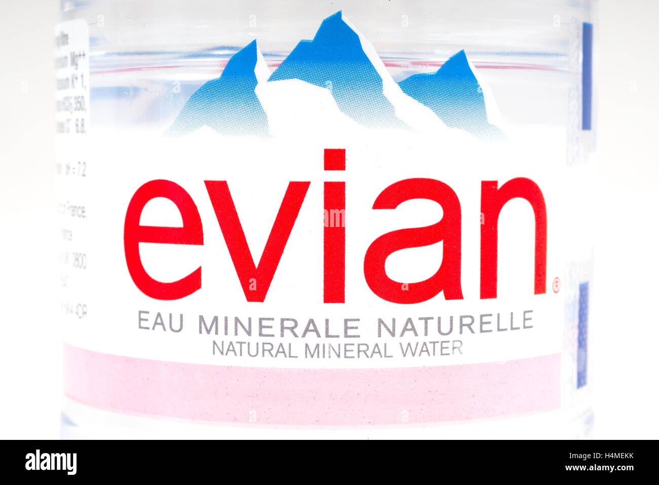 London Uk 13 Oktober 16 Eine Nahaufnahme Der Das Etikett Einer Weinflasche Von Naturlichem Mineralwasser Evian Stockfotografie Alamy