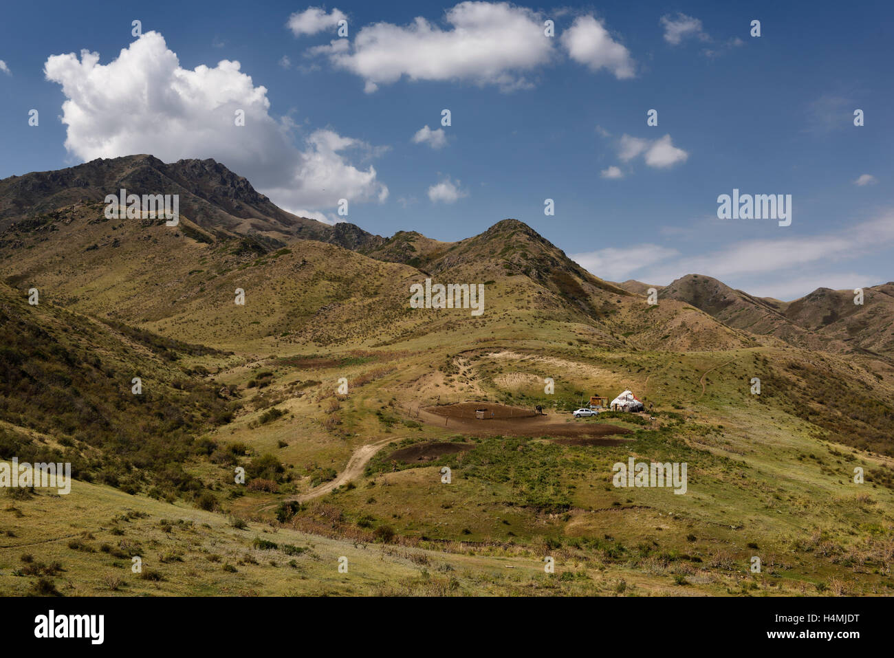 Land Haus Hobby-Schaf-Farm mit Jurte Auto und Pferd in Altyn Emel Bergen Kasachstan Stockfoto