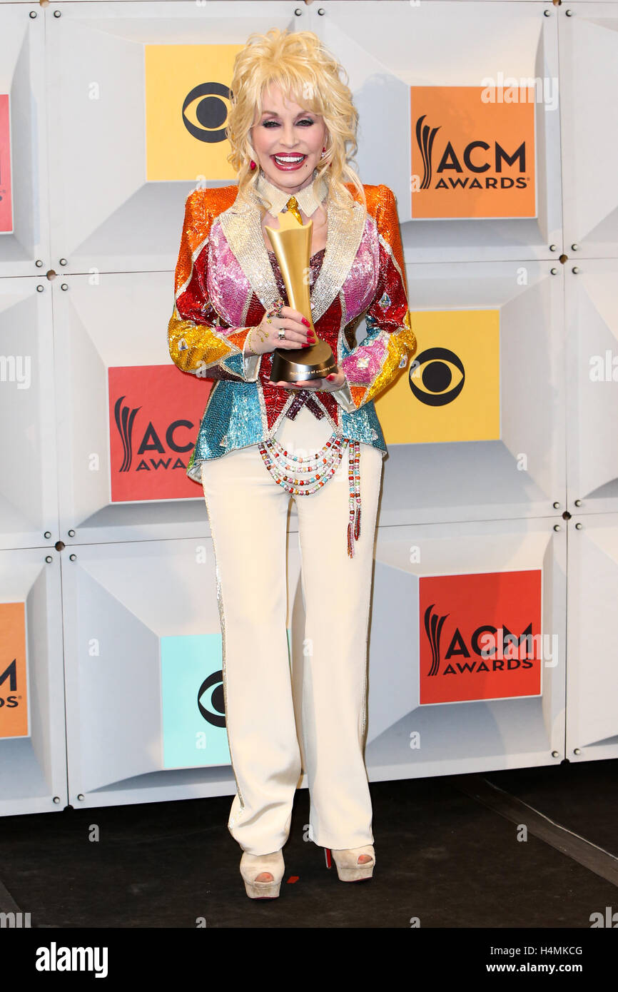Sängerin, Songwriterin und Produzentin Dolly Parton, den Tex Ritter Award für "Dolly Parton Coat of Many Colors" Posen im Presseraum während der 51. Academy of Country Music Awards im MGM Grand Garden Arena am 3. April 2016 in Las Vegas, Nevada. Stockfoto