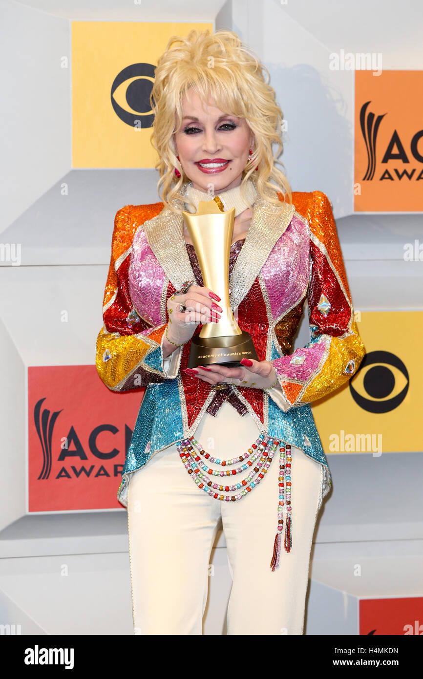 Sängerin, Songwriterin und Produzentin Dolly Parton, den Tex Ritter Award für "Dolly Parton Coat of Many Colors" Posen im Presseraum während der 51. Academy of Country Music Awards im MGM Grand Garden Arena am 3. April 2016 in Las Vegas, Nevada. Stockfoto