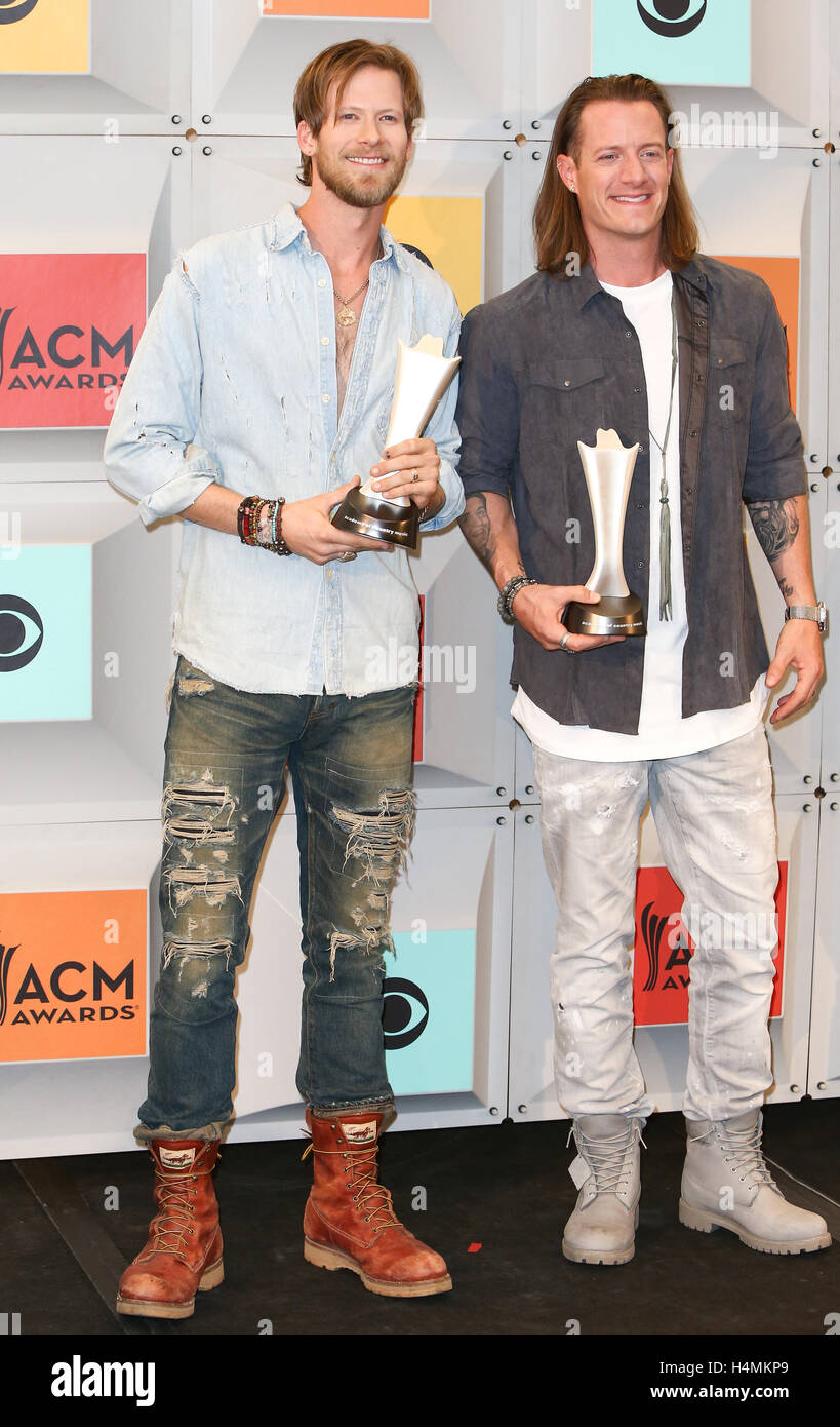 Sänger Brian Kelley (L) und Tyler Hubbard von Florida Georgia Line, Gewinner des Vocal Duo des Jahres stellen im Presseraum während der 51. Academy of Country Music Awards im MGM Grand Garden Arena am 3. April 2016 in Las Vegas, Nevada. Stockfoto