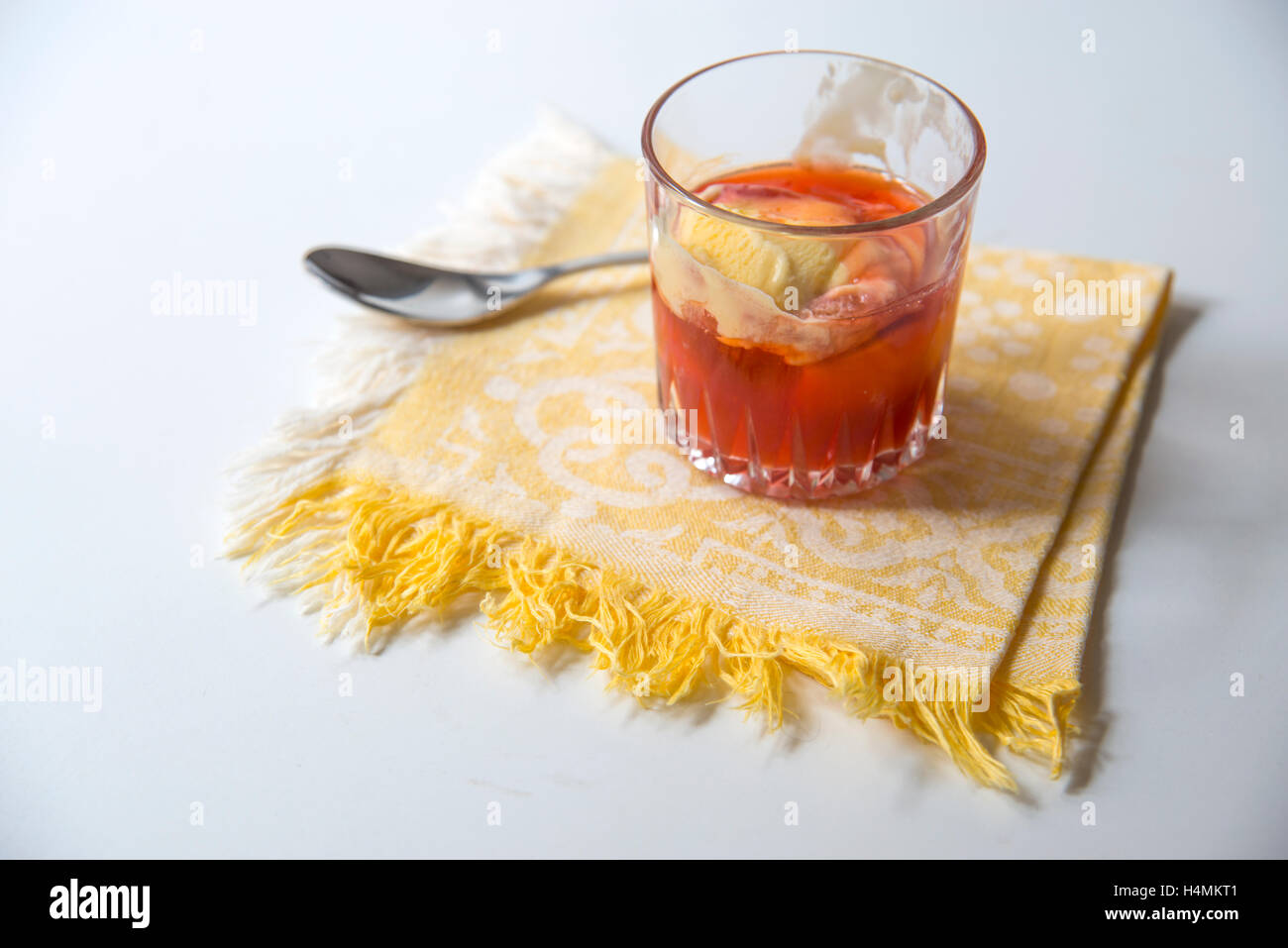 Mango-Eis mit Erdbeer-Marmelade. Stockfoto