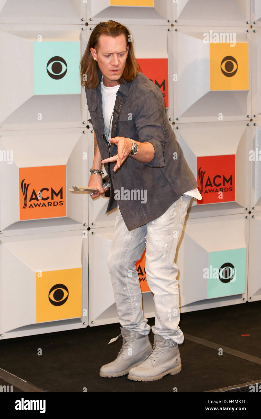Sänger Tyler Hubbard von Florida Georgia Line, Gewinner des Vocal Duo des Jahres darstellen im Presseraum während der 51. Academy of Country Music Awards im MGM Grand Garden Arena am 3. April 2016 in Las Vegas, Nevada. Stockfoto