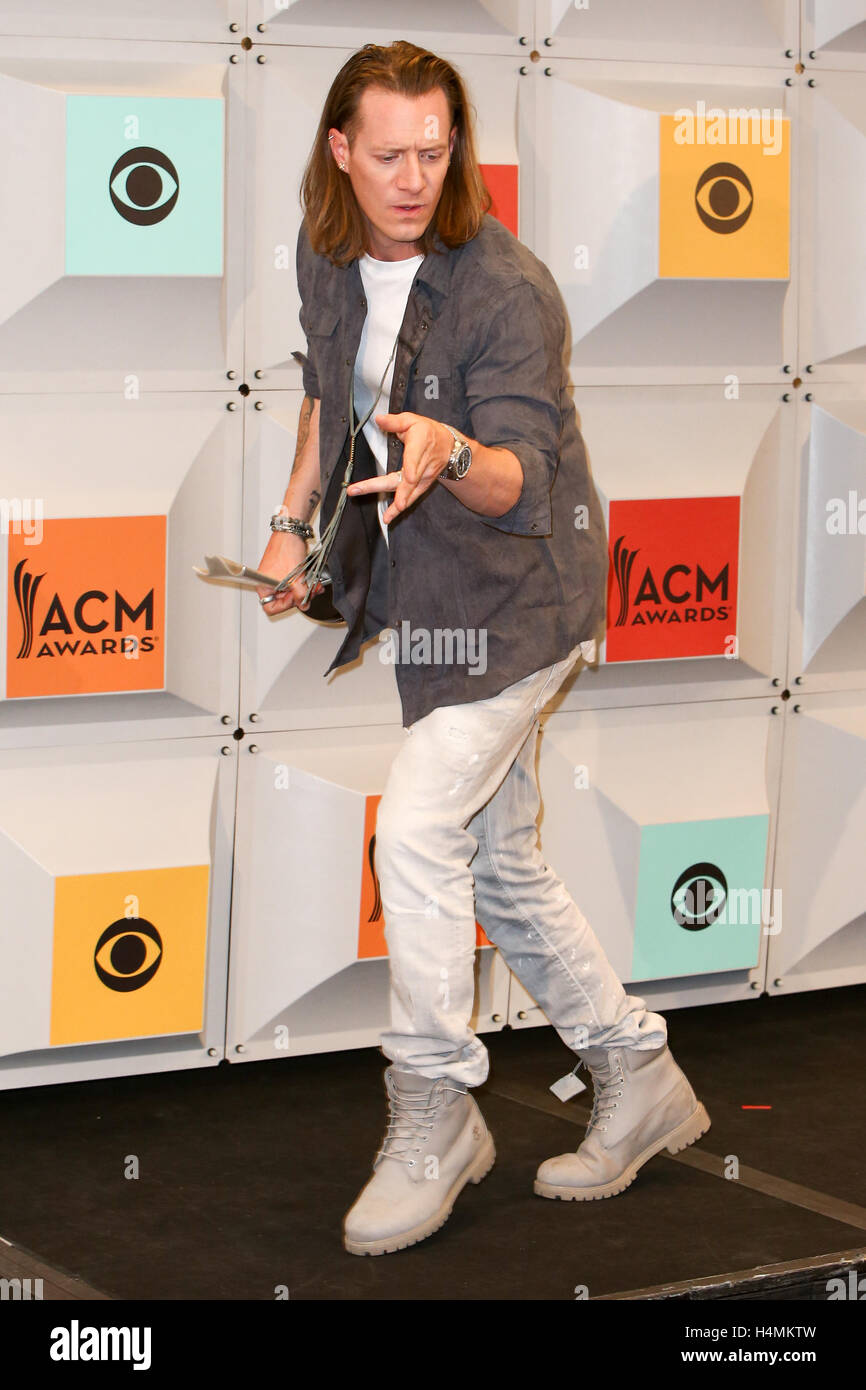Sänger Tyler Hubbard von Florida Georgia Line, Gewinner des Vocal Duo des Jahres darstellen im Presseraum während der 51. Academy of Country Music Awards im MGM Grand Garden Arena am 3. April 2016 in Las Vegas, Nevada. Stockfoto