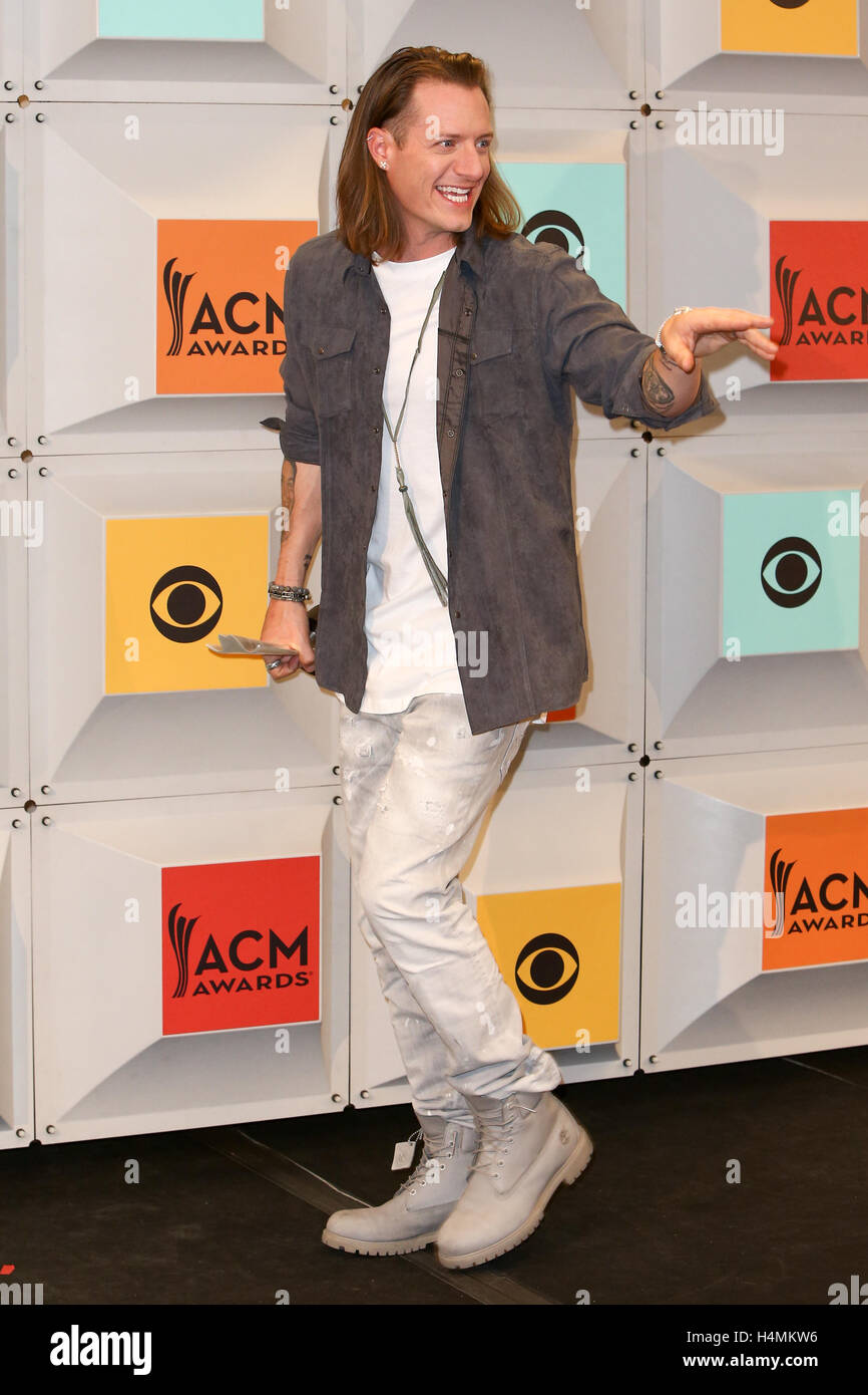 Sänger Tyler Hubbard von Florida Georgia Line, Gewinner des Vocal Duo des Jahres darstellen im Presseraum während der 51. Academy of Country Music Awards im MGM Grand Garden Arena am 3. April 2016 in Las Vegas, Nevada. Stockfoto