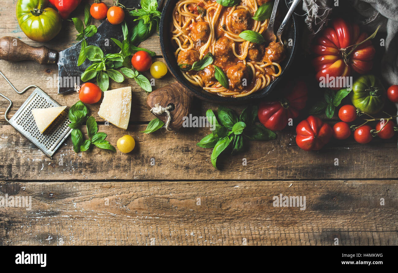 Italienische Pasta Spaghetti mit Tomatensauce und Fleischbällchen Stockfoto