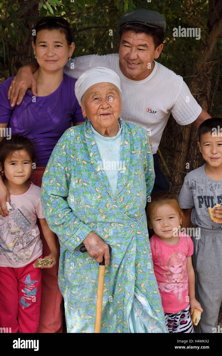 Kasachisch-Familie auf Reise nach Kasachstan Altyn-Emel-Nationalpark Stockfoto