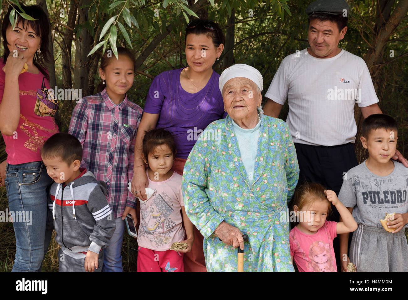 Großfamilie kasachischen an einer Raststätte von Road-Trip nach Kasachstan Altyn-Emel-Nationalpark Stockfoto