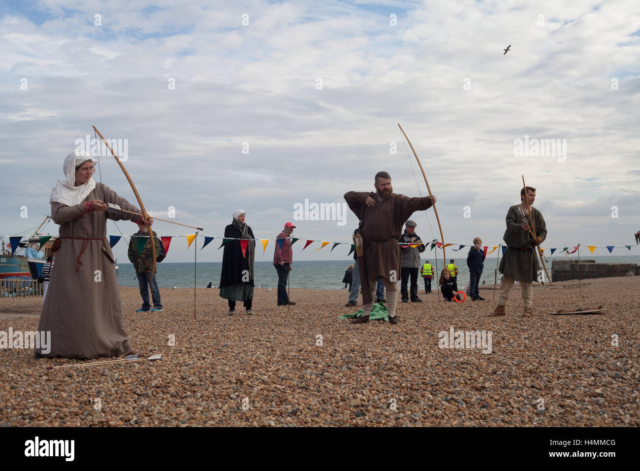 Bogenschießen-Demonstration von 1066 Schlacht von Hastings Reenactor am Strand von Hastings, Sussex, UK Stockfoto