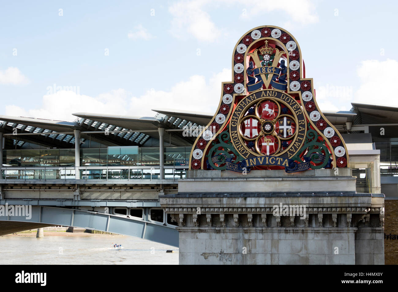 London, Chatham and Dover Railway Wappen auf Blackfriars Bridge, London, UK Stockfoto
