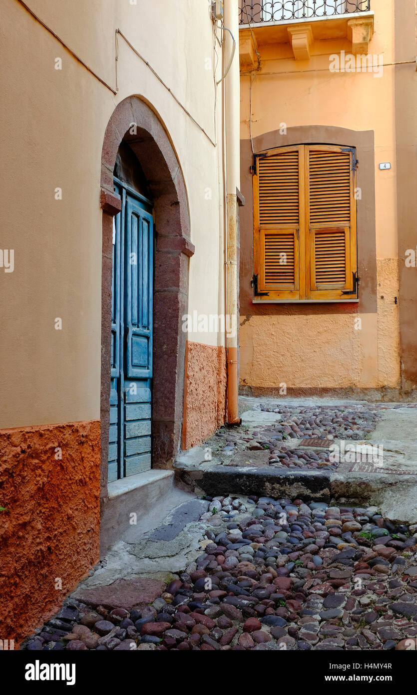 Straßenszene in Bosa, Sardinien, Italien Stockfoto