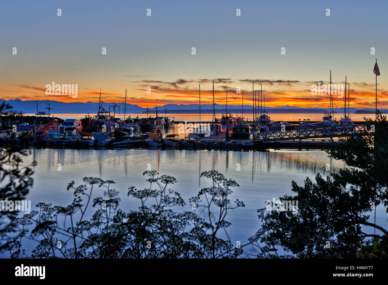 Sonnenuntergang am Yacht-Hafen von Lund, Sunshine Coast, Vancouver Insel hinter, Britisch-Kolumbien, Kanada Stockfoto