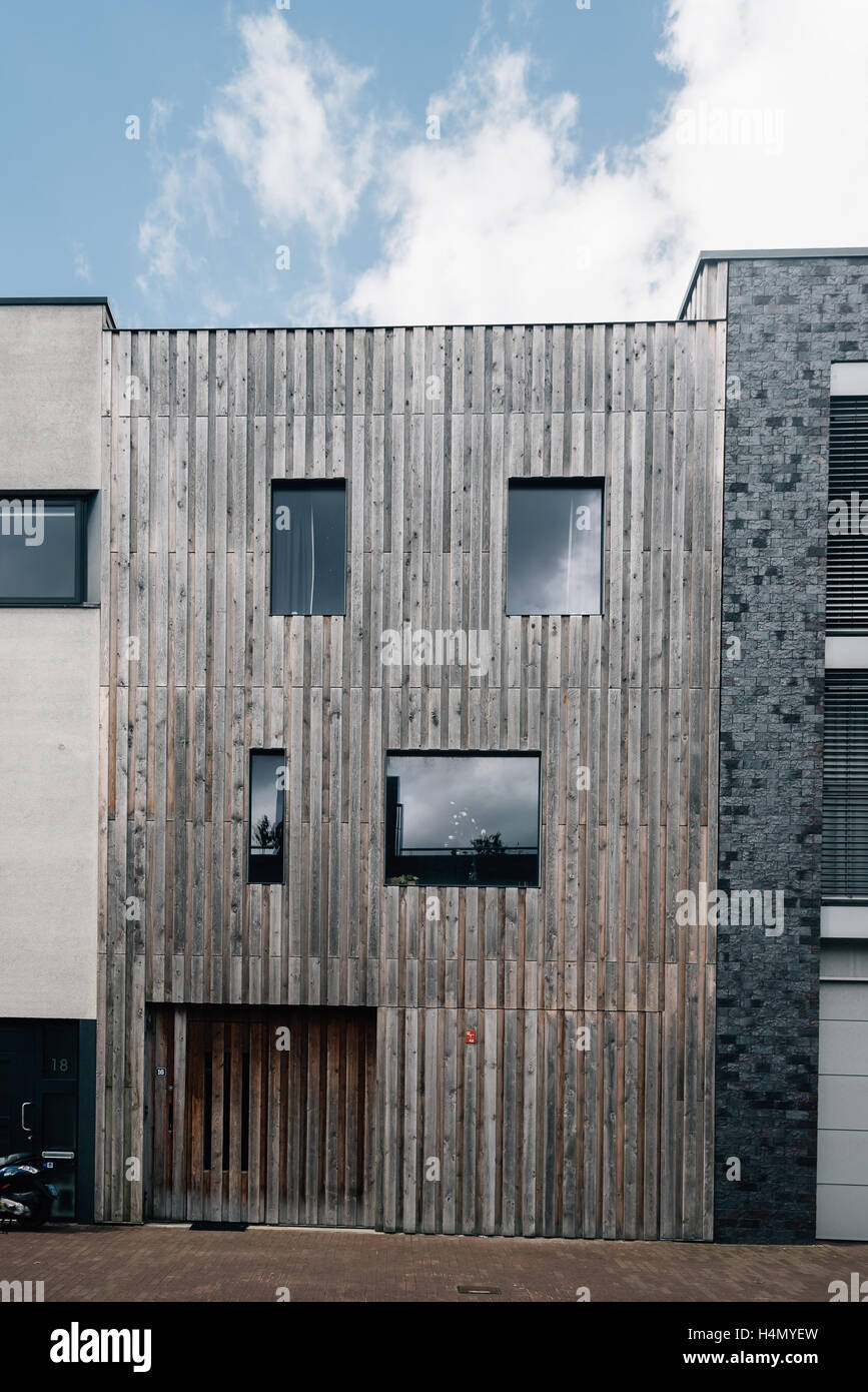 Amsterdam, Niederlande - 8. August 2016: Reihenhäuser moderner Architektur. IJburg ist ein Wohnviertel in künstlichen Stockfoto