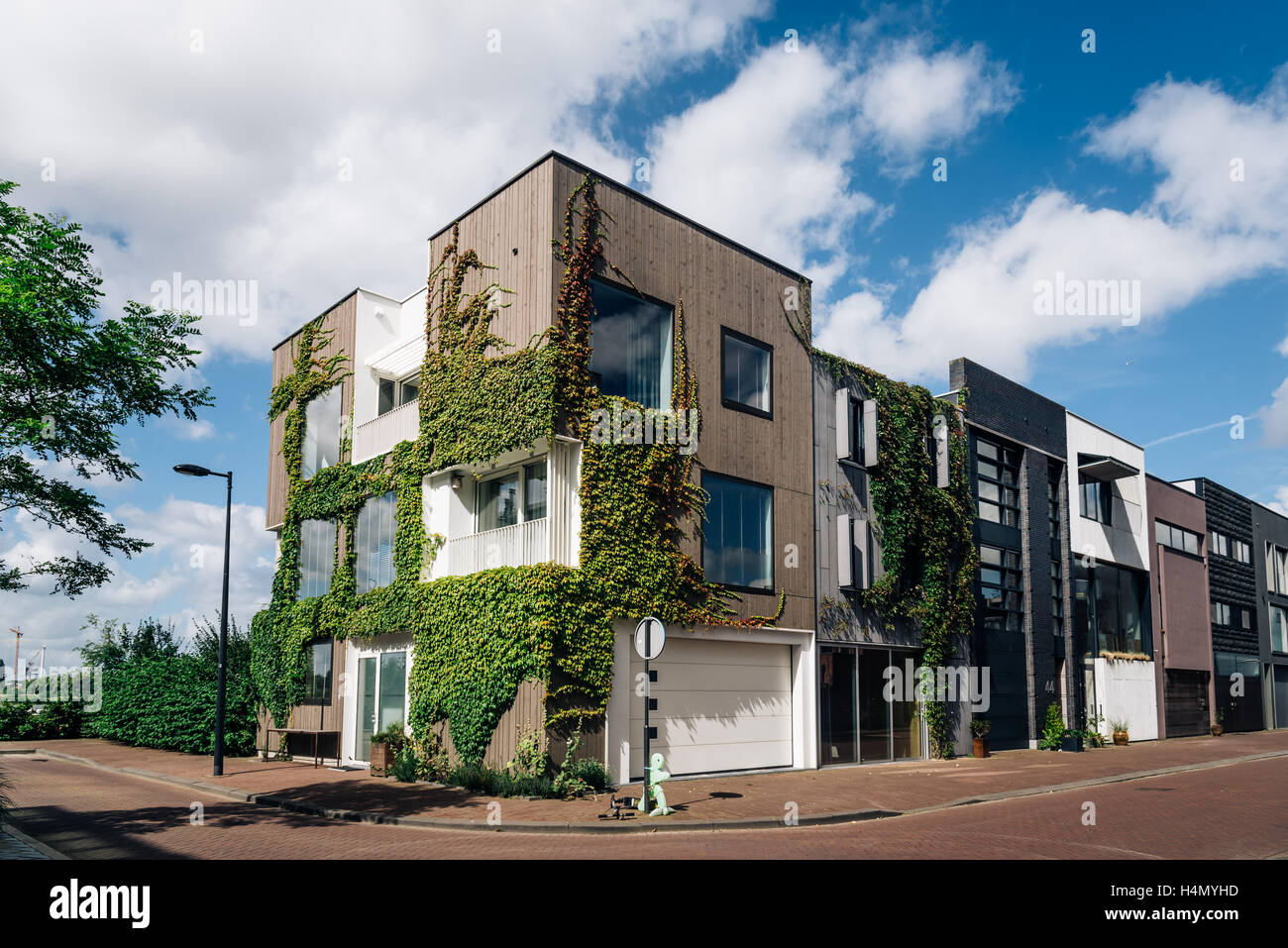 Amsterdam, Niederlande - 8. August 2016: Reihenhäuser moderner Architektur. IJburg ist ein Wohnviertel in künstlichen Stockfoto