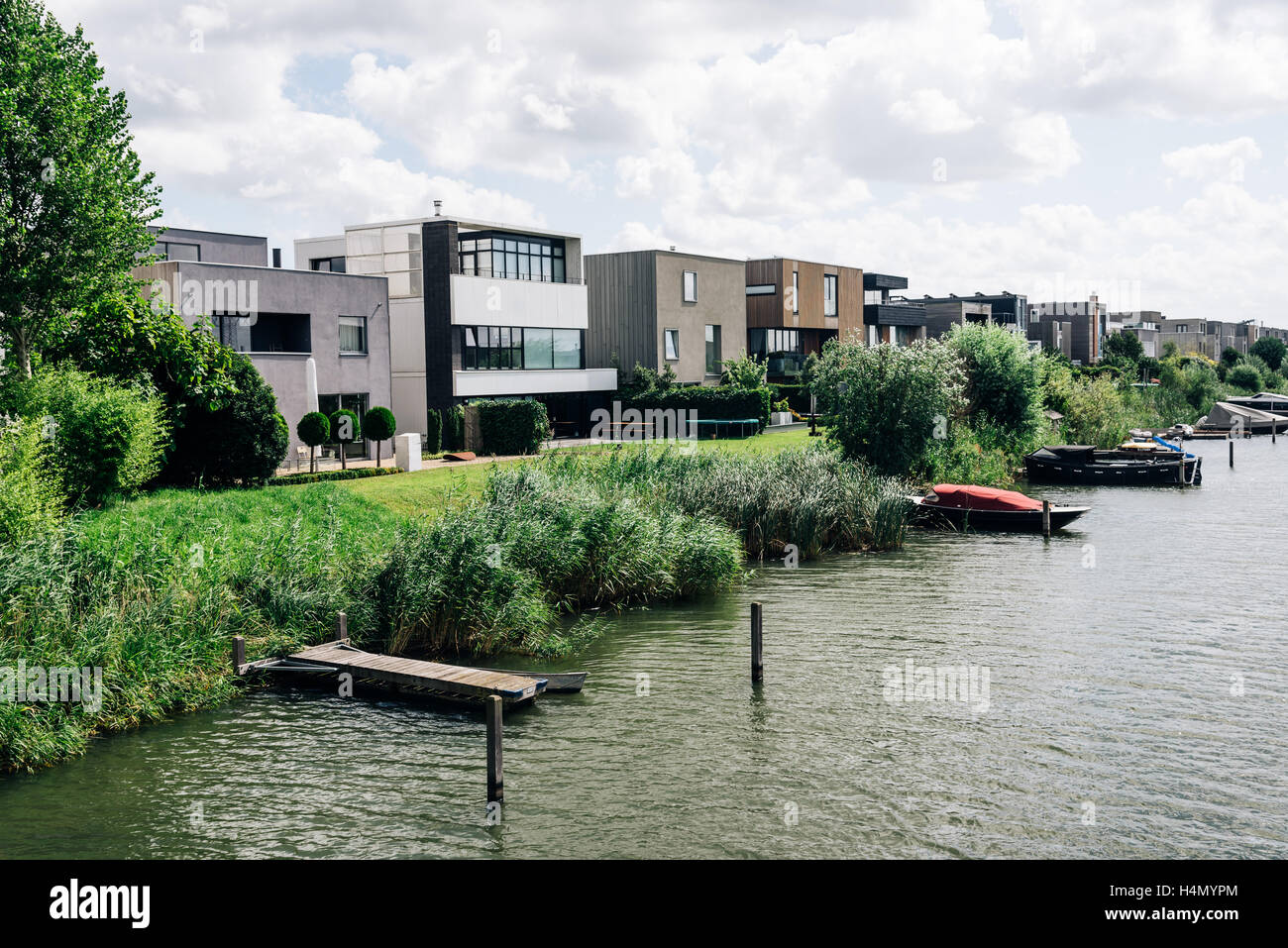 Amsterdam, Niederlande - 8. August 2016: Moderne Architektur Häuser im Kanal. IJburg ist ein Wohnviertel in artifici Stockfoto