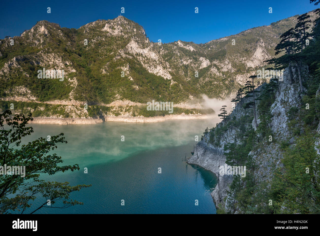 Morgennebel am Piva See (Pivsko Jezero), Stausee am Piva River im Canyon Piva, Montenegro Stockfoto